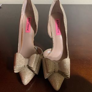 Womens Betsey Johnson Prince Dorsay Bow Toe Pumps, Gold used condition